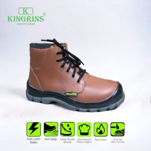 Sepatu safety Kingrins Type Yorin Sepatu safety brand Kingrins type Yorin memiliki beberapa fitur utama, seperti: Material Berkualitas: Terbuat dari bahan kulit Asli atau bahan lainnya yang tahan lama dan tahan air. Pelindung Jari Kaki: Dilengkapi dengan toe cap dari bahan besi atau komposit yang melindungi jari kaki dari benturan. Sol Anti-Slip: Sol sepatu dirancang untuk memberikan traksi yang baik, mengurangi risiko tergelincir di permukaan licin. Desain Ergonomis: Memastikan kenyamanan saat digunakan dalam waktu lama, dengan dukungan yang baik untuk kaki. Kenyamanan: Memiliki lapisan dalam yang lembut dan sirkulasi udara yang baik agar kaki tetap nyaman. Material Anti-Statik: Terbuat dari bahan yang dapat mengalirkan muatan listrik, mencegah akumulasi statis di tubuh.